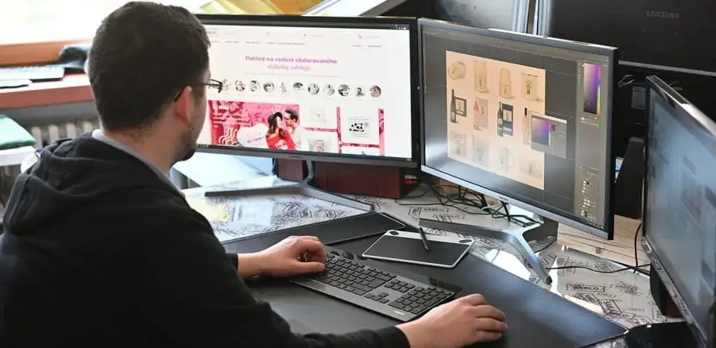 Grafické studio navrhuje merch